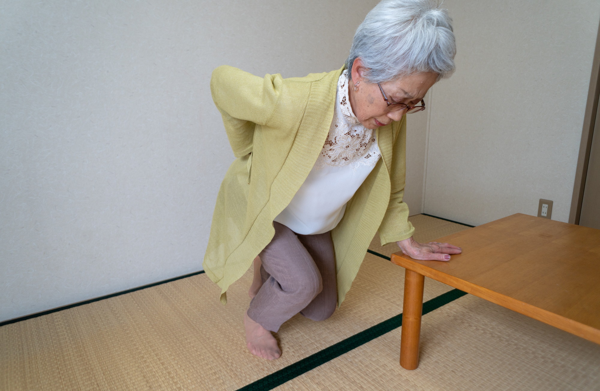 腰痛で立位しにくい高齢の女性