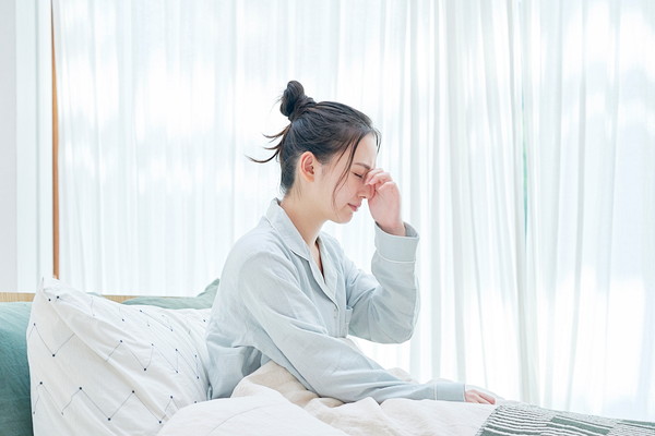 睡眠の質が悪く起床後のつらさを感じている女性